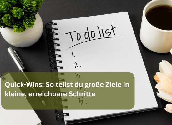 To-do-Liste auf einem Schreibtisch mit Kaffee, Pflanze und Stift – Symbolbild für Zielsetzung, Planung und Quick-Wins