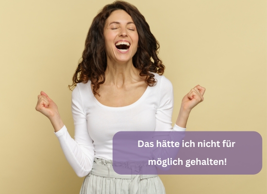 Glückliche Frau jubelt mit geschlossenen Augen und erhobenen Händen.